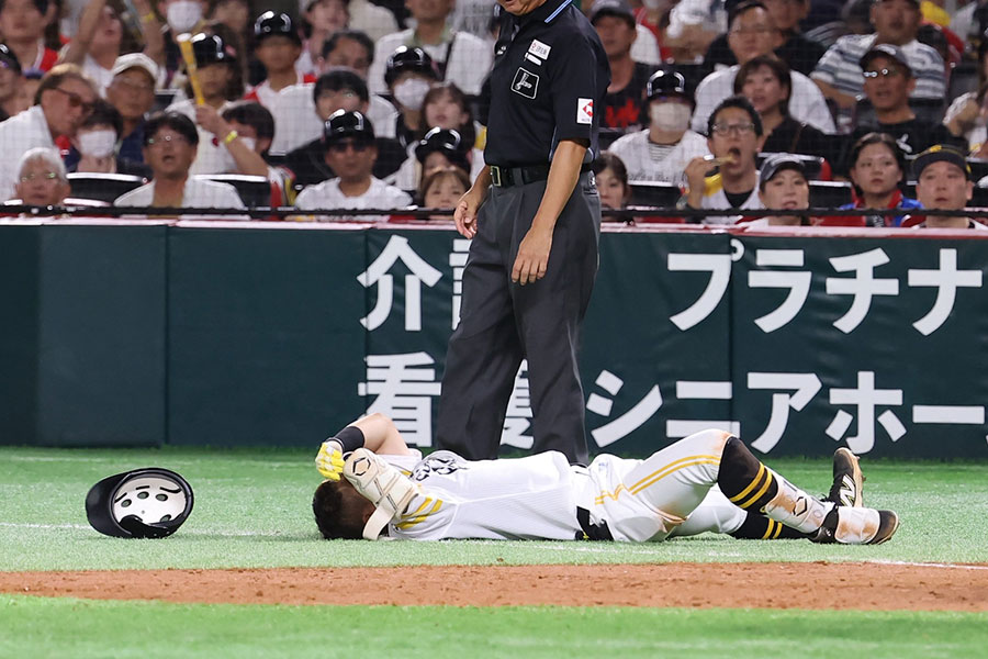 審判と激突し倒れ込むソフトバンク・中村晃【写真：加治屋友輝】