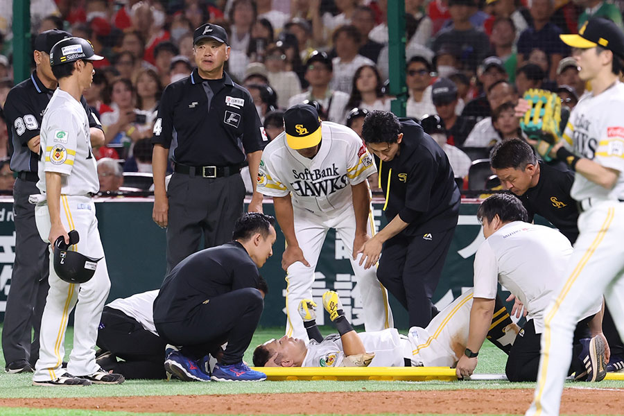 審判と激突し倒れ込むソフトバンク・中村晃【写真：加治屋友輝】