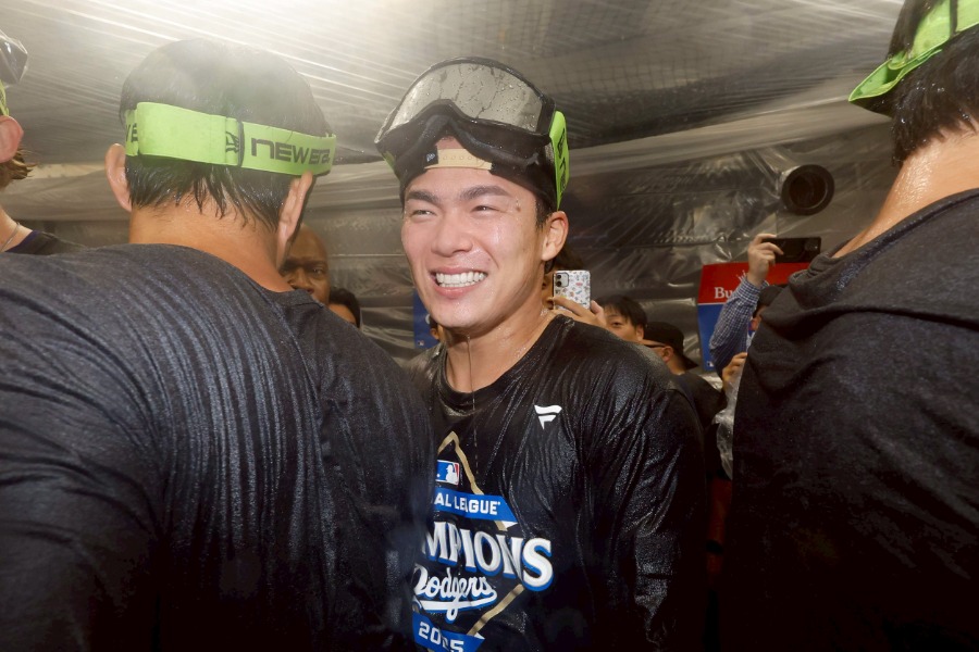 シャンパンファイトに参加したドジャース・山本由伸