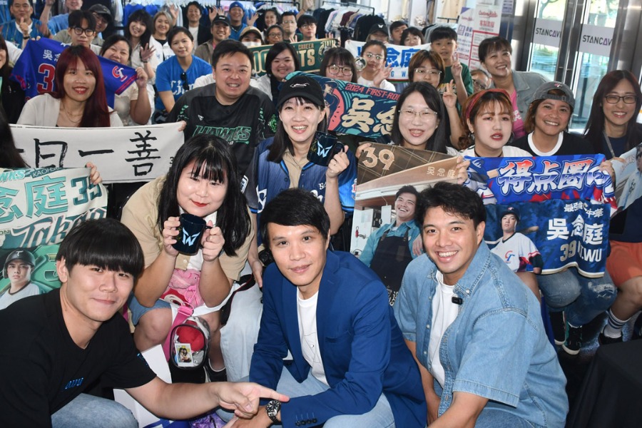 パブリックビューイング参加者と記念撮影に応じる呉念庭（右下）【写真提供：PLM】