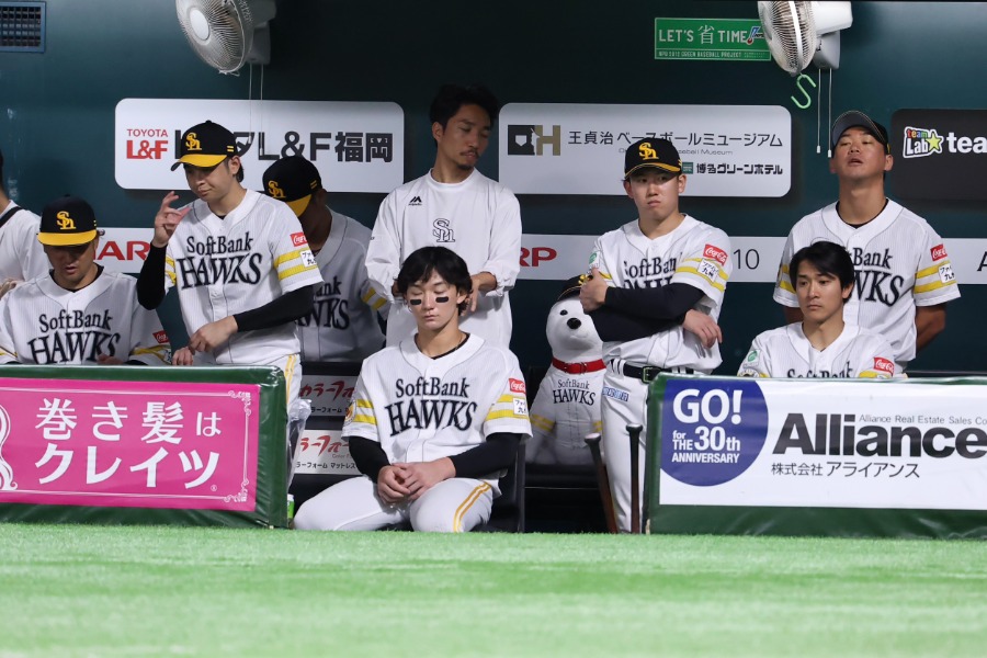 試合に敗れたソフトバンクナイン【写真：加治屋友輝】