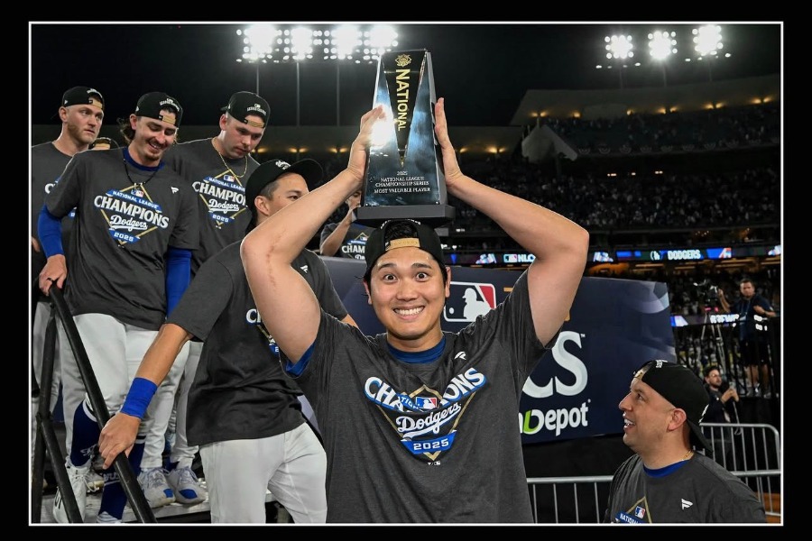 トロフィーを掲げるドジャース・大谷翔平【写真提供：ジョン・スーフー/ドジャース】