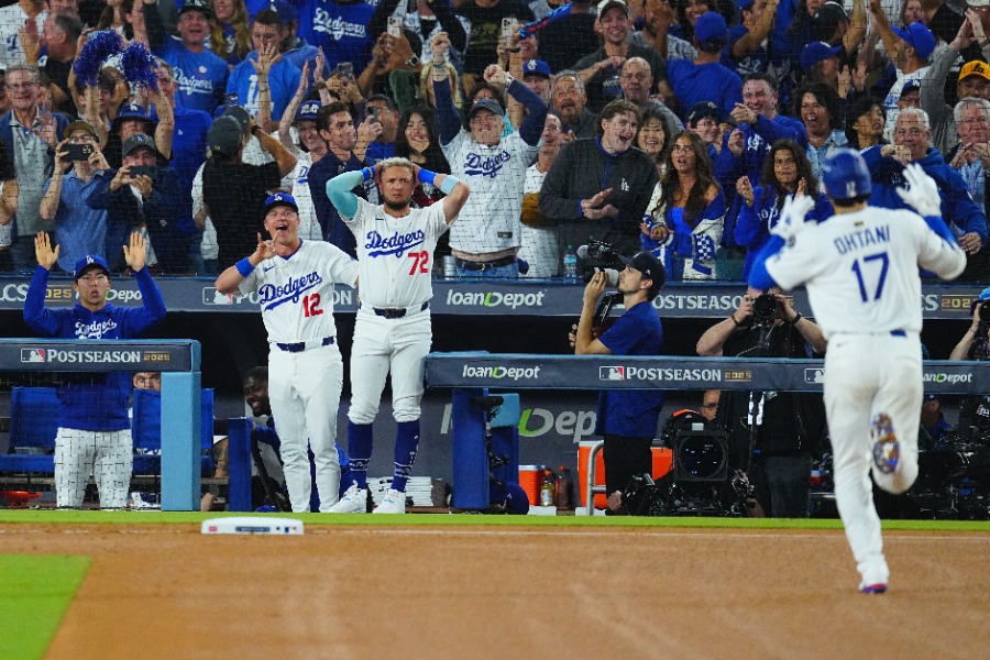 大谷HRで頭を抱えるドジャースのミゲル・ロハス【写真：荒川祐史】