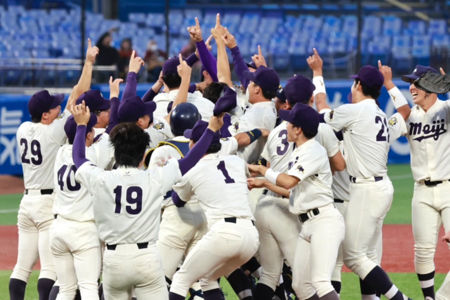 優勝を果たした明大ナイン【写真：小池義弘】
