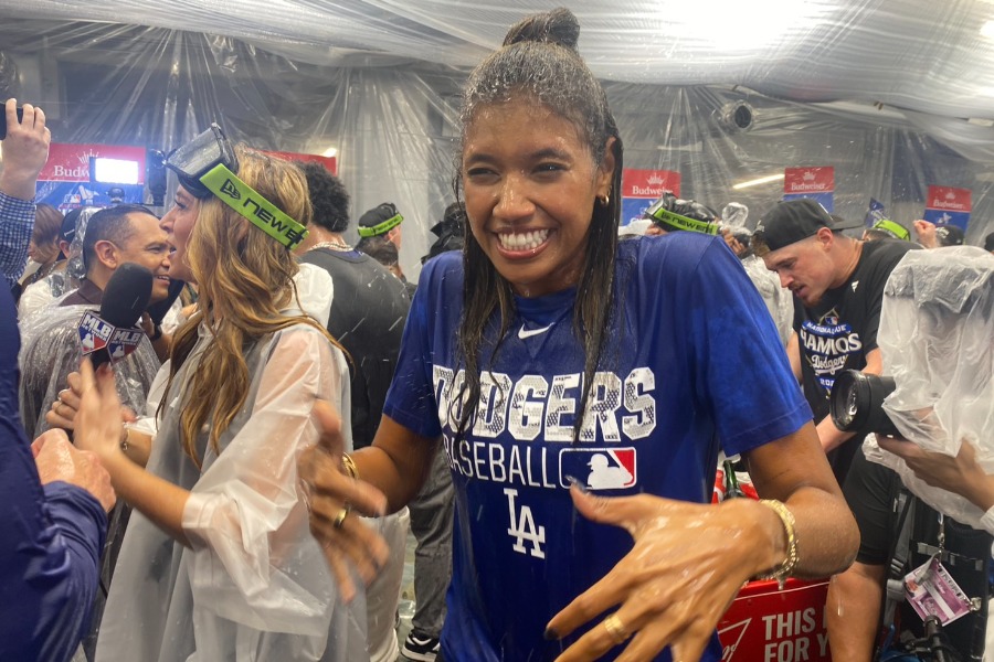 シャンパンファイトでびしょ濡れのキルステン・ワトソンさん【写真：真柴健】