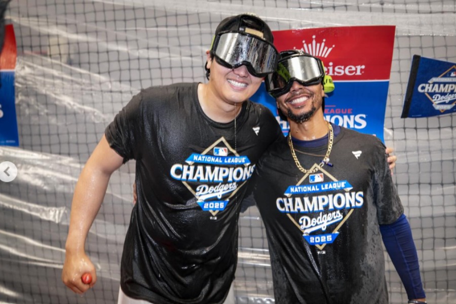 抱き合う大谷翔平(左)とムーキー・ベッツ(画像はスクリーンショット)