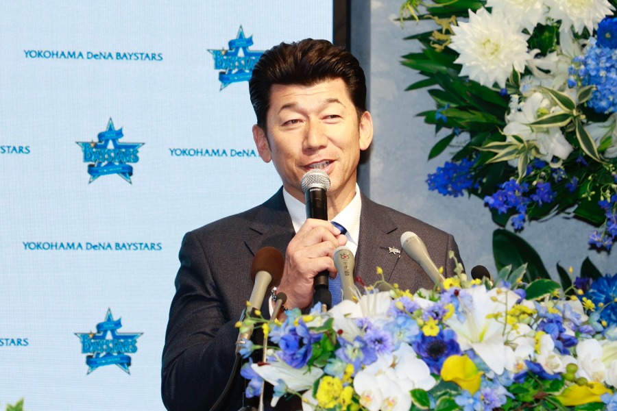 退任会見に臨んだDeNA・三浦大輔前監督【写真：小池義弘】