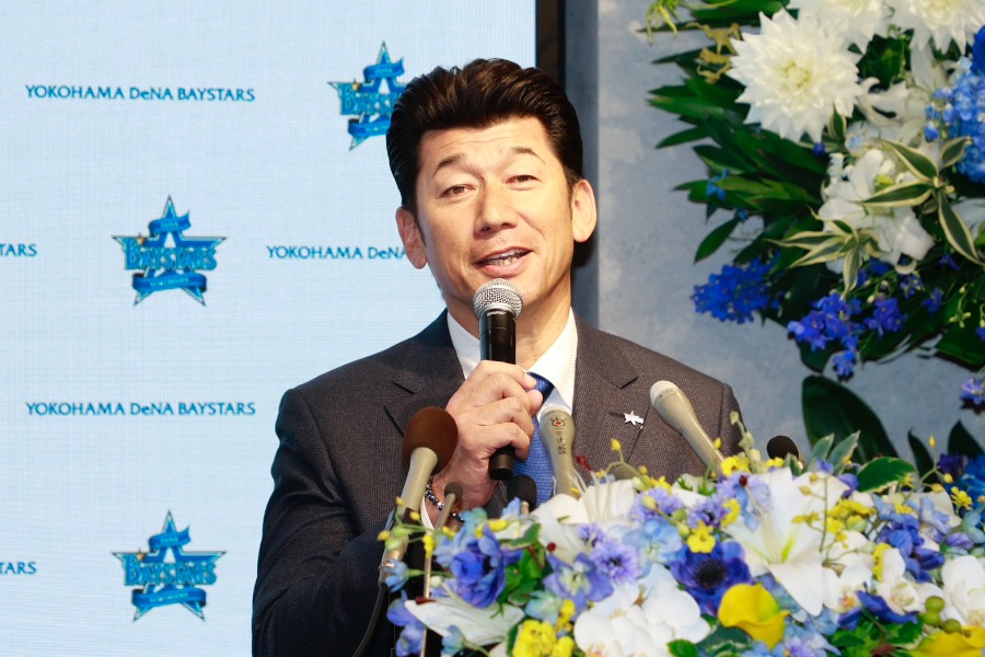 退任会見に臨んだDeNA・三浦大輔前監督【写真：小池義弘】