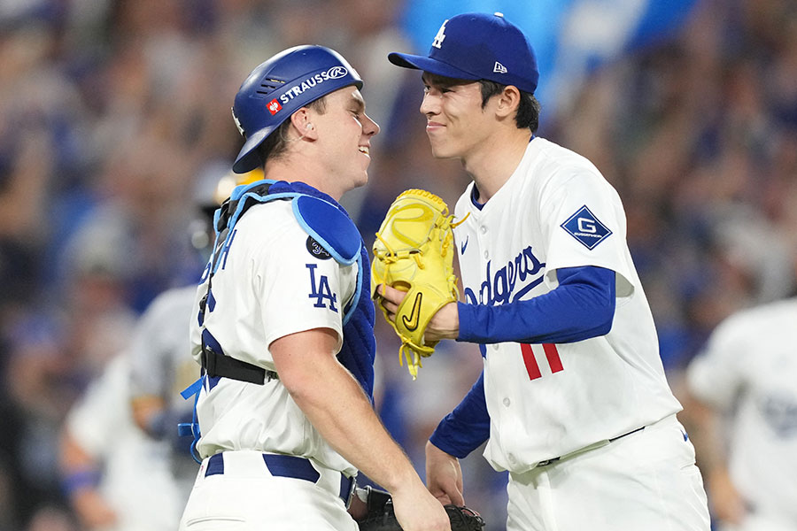 WS進出を決め抱き合うドジャースのウィル・スミス（左）と佐々木朗希【写真：ロイター】