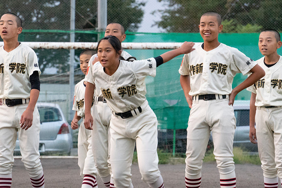 練習中も男子部員に交じり笑顔を絶やさない【写真：磯田健太郎】