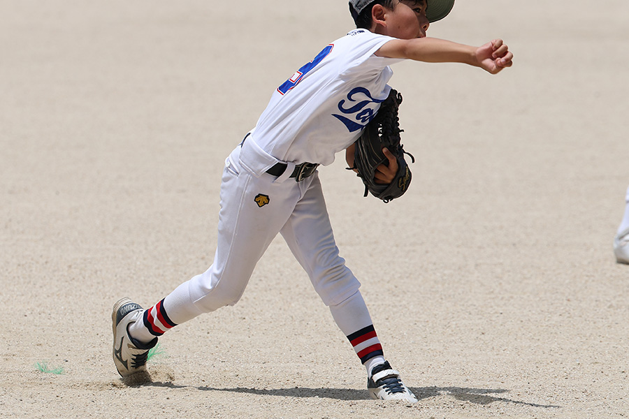 投球で大切な「前足で止める」動作を教える方法とは（写真はイメージ）