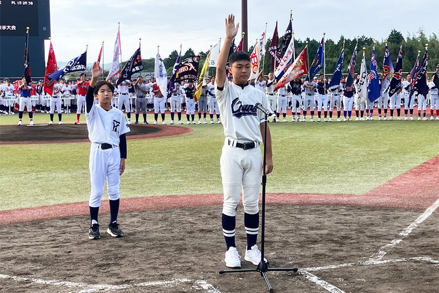 選手宣誓をする岐阜中濃ボーイズ・鈴木涼太(右)と愛知幸田ボーイズ・竹内博登【写真:日本少年野球連盟提供】