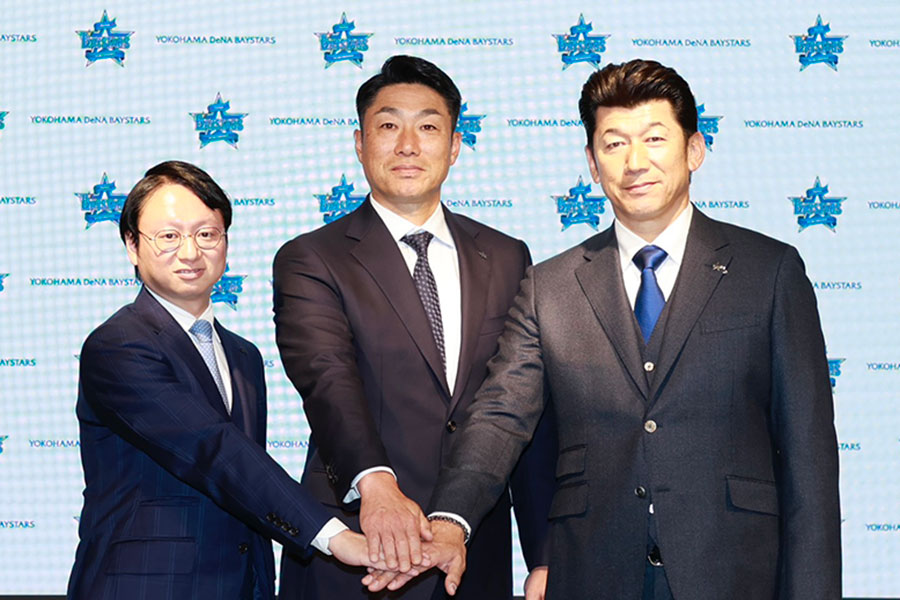 会見に臨んだDeNAの木村洋太球団社長（左から）、相川亮二新監督、三浦大輔前監督【写真：小池義弘】