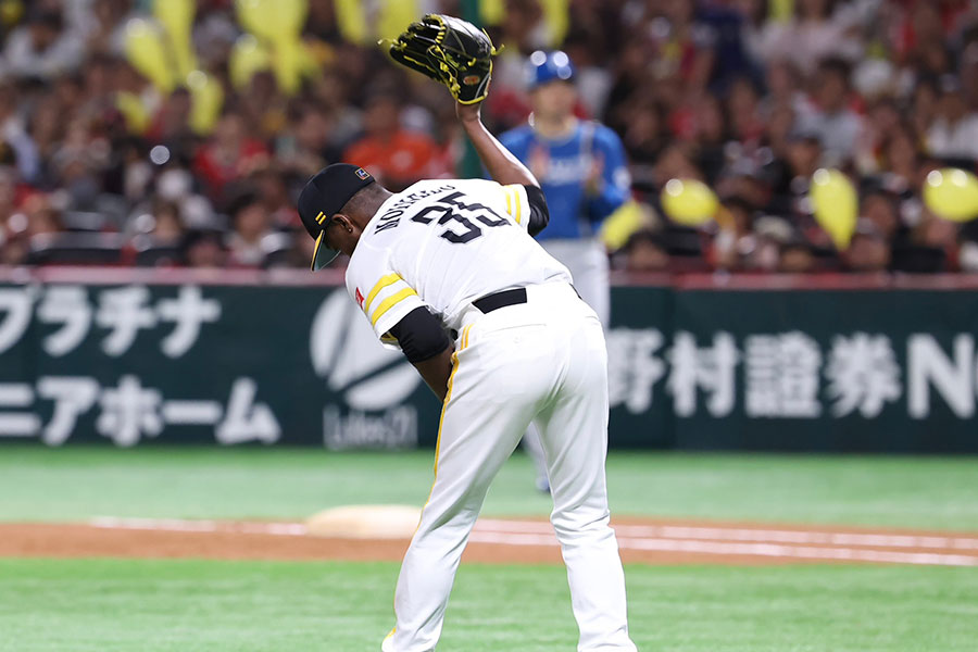 グラブをたたきつけるソフトバンクのリバン・モイネロ【写真：加治屋友輝】