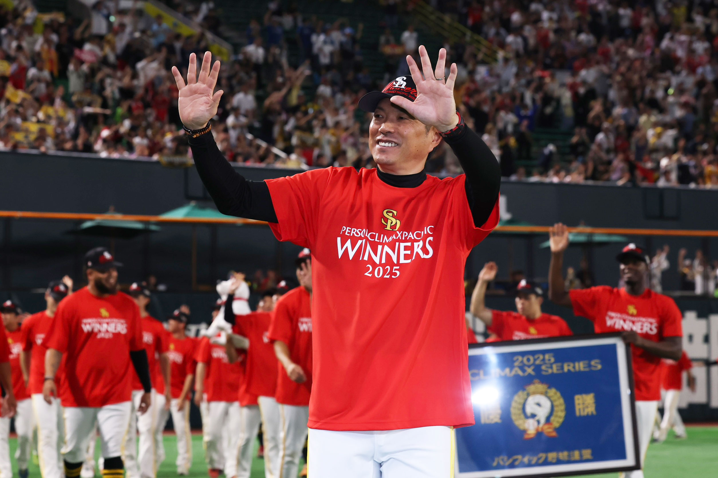 日本シリーズ進出を決めたソフトバンク・小久保裕紀監督とナイン【写真：加治屋友輝】