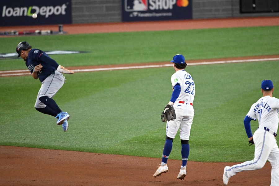 送球が当たるマリナーズのジョシュ・ネイラー内野手【写真：ロイター】