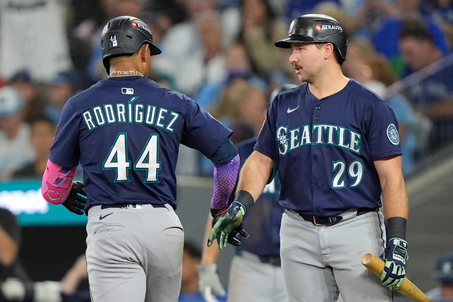 ブルージェイズ戦に出場するマリナーズのフリオ・ロドリゲス（左）とカル・ローリー【写真：ロイター】