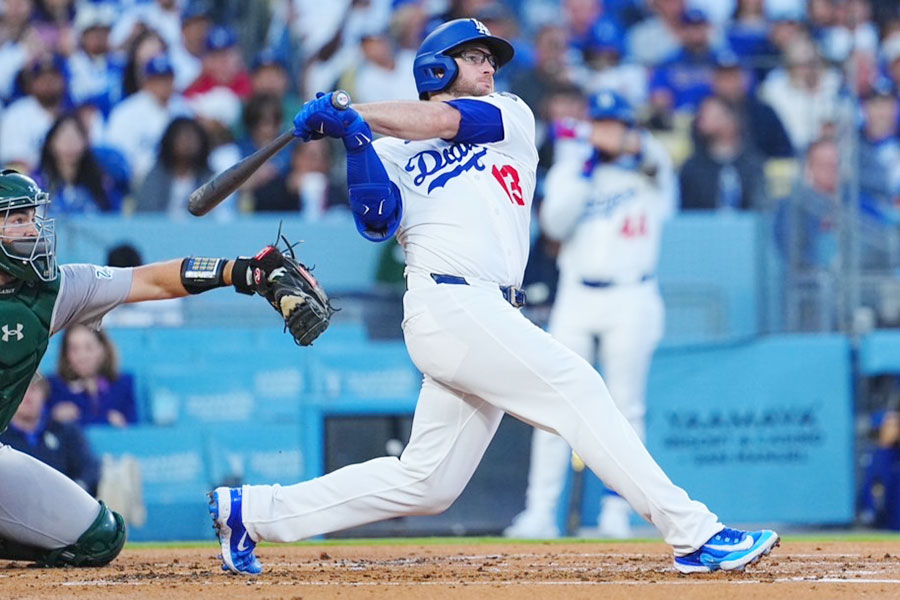 メガネをかけてプレーするドジャースのマックス・マンシー【写真：荒川祐史】