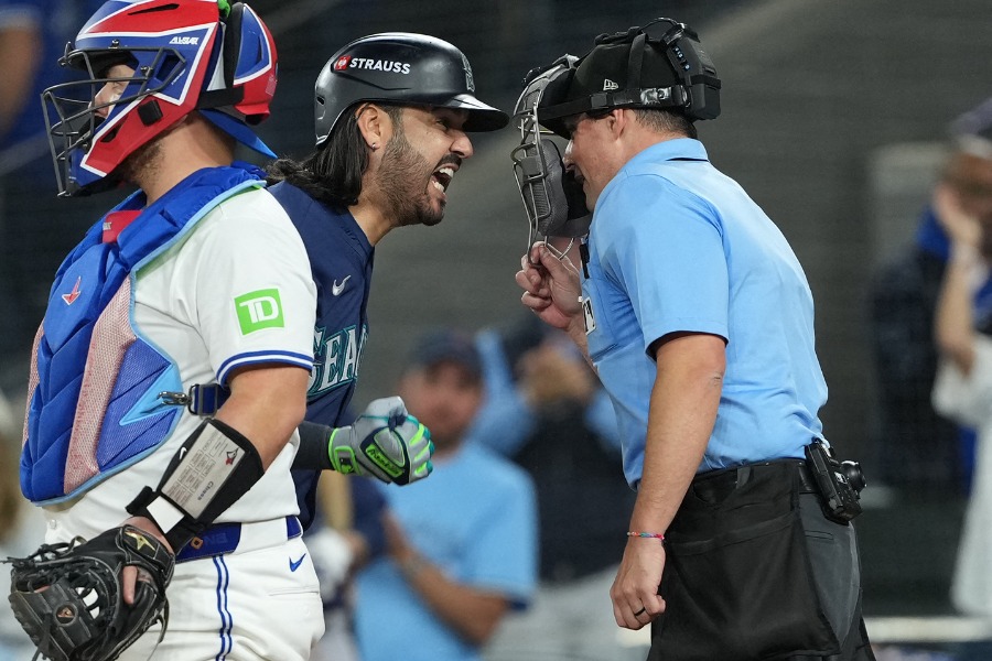 審判に抗議するマリナーズのエウヘニオ・スアレス【写真：ロイター】