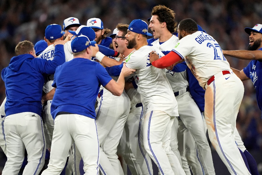 勝利を喜ぶブルージェイズの選手たち【写真:ロイター】
