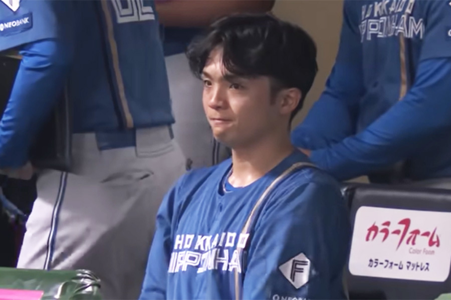 ベンチからグラウンドを見つめる日本ハム・郡司裕也【写真:パ・リーグTV】