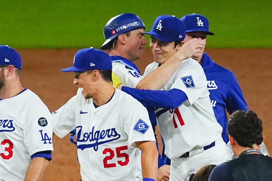 勝利を祝うドジャース・佐々木朗希【写真：荒川祐史】