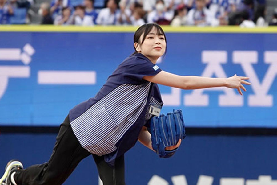 2023年に横浜スタジアムで始球式を行った日向坂46の山口陽世さん【写真:町田利衣】