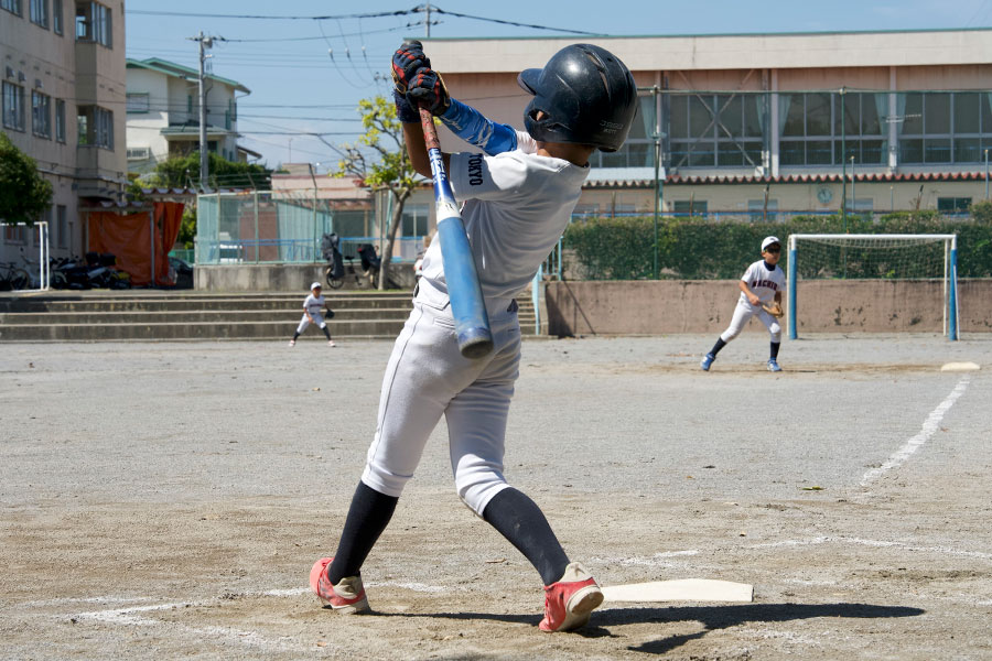 正しいスイングが身に付く「バット投げ」ドリルとは(写真はイメージ)