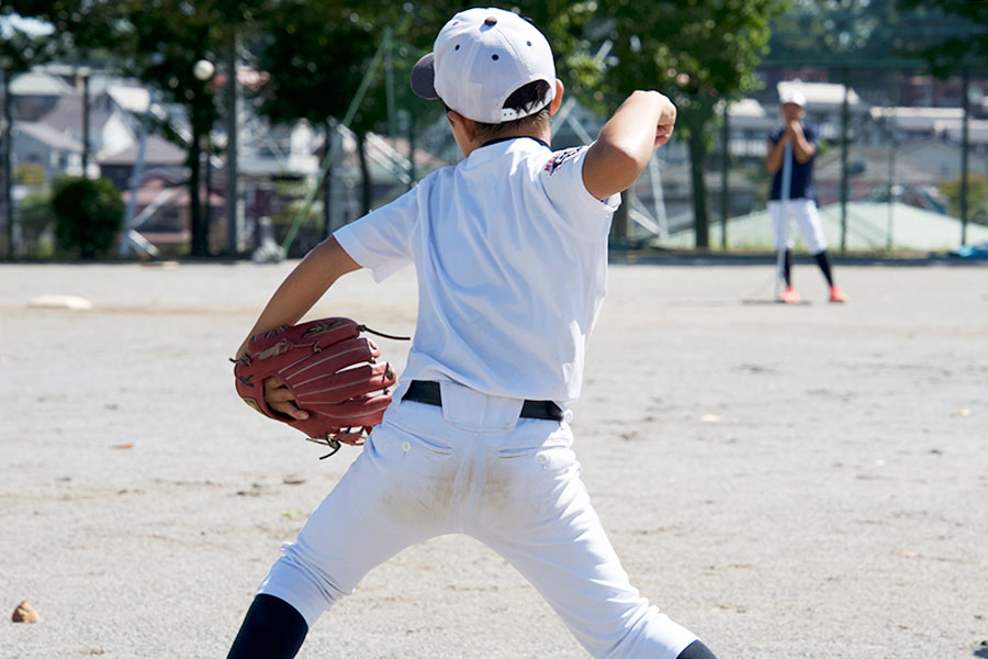 理想の投球動作が身につく「飛行機ポーズ」とは（写真はイメージ）