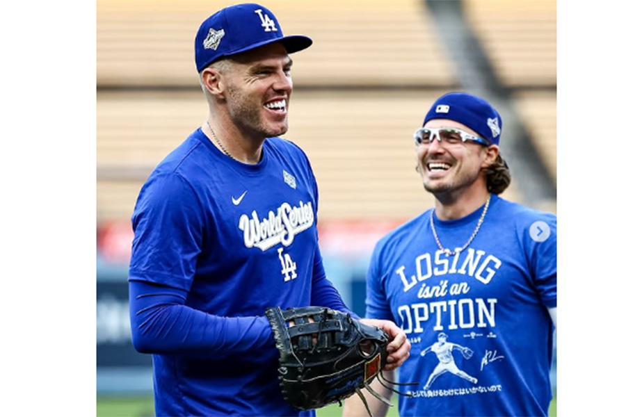 ドジャース・山本由伸がデザインされたTシャツを着用したエンリケ・ヘルナンデス(右)(画像はスクリーンショット)