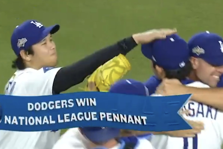 佐々木朗希（右）を“ポンポン”する大谷翔平【写真：MLB公式Xより】