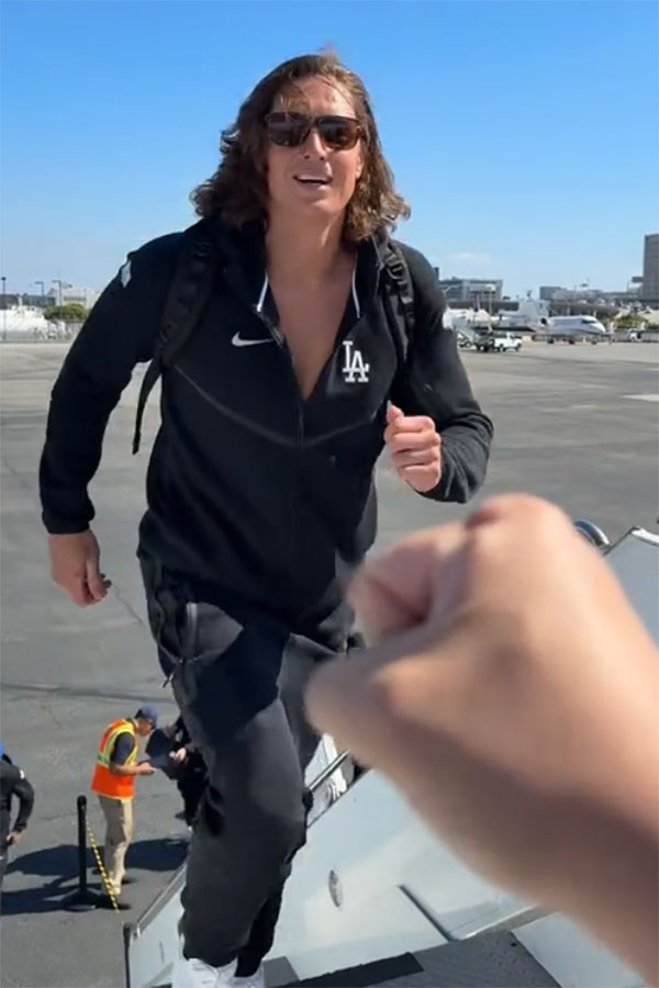 機内に乗り込むドジャースのタイラー・グラスノー【写真提供:ドジャース】