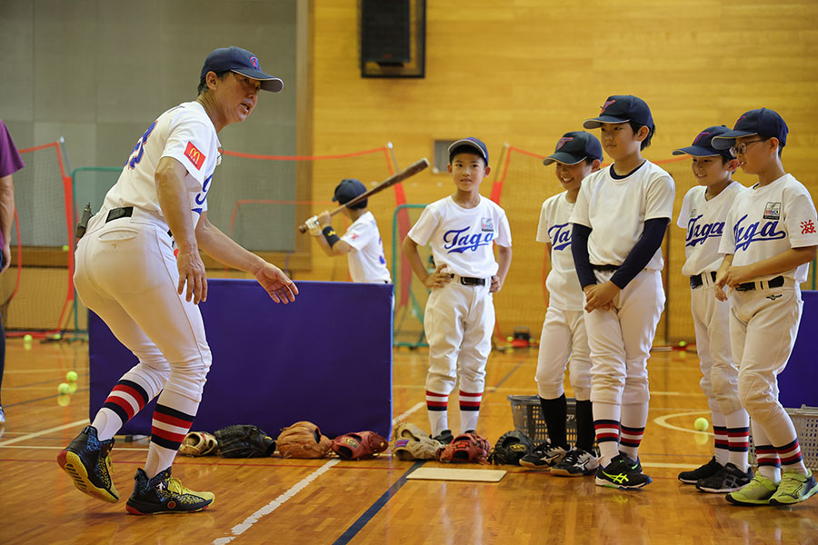 多賀少年野球クラブ・辻正人監督(左)【写真:早浪章宏】