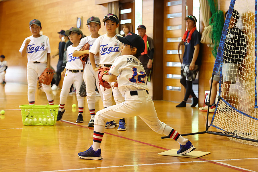 屋内で練習する多賀少年野球クラブナイン【写真:早浪章宏】