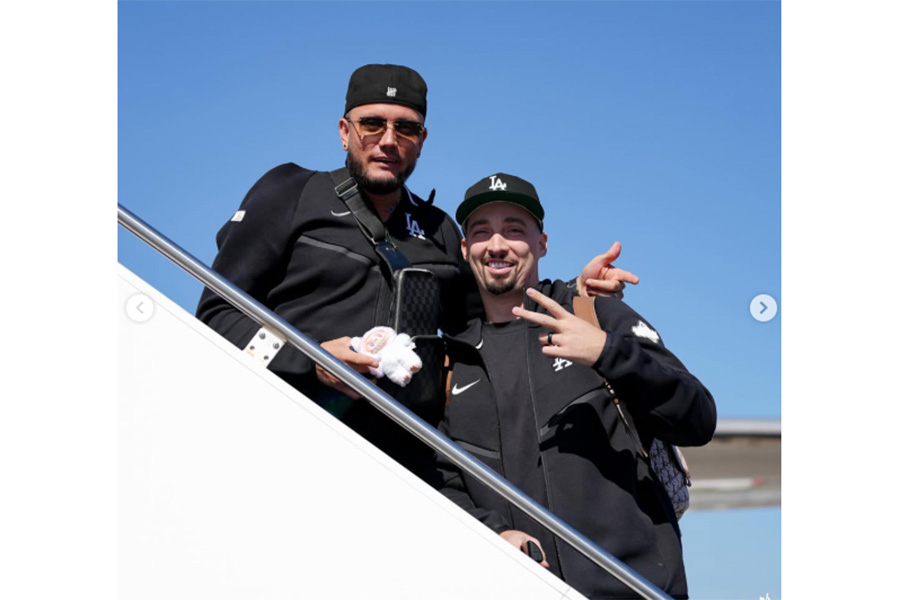 飛行機に乗り込むミゲル・ロハス（左）（投稿をスクリーンショット）【写真提供：ドジャース】