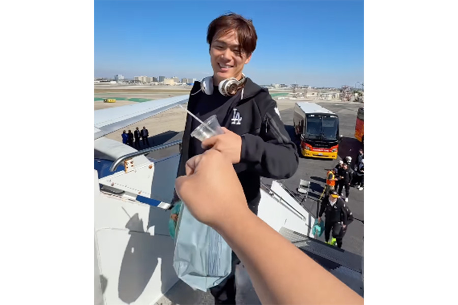 トロントに向かう飛行機に乗り込む山本由伸（投稿をスクリーンショット）【写真提供：ドジャース】