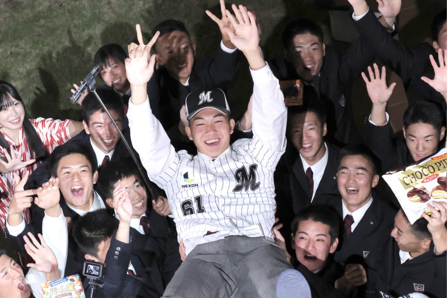 ロッテから1位指名を受けた石垣元気【写真：アフロ】