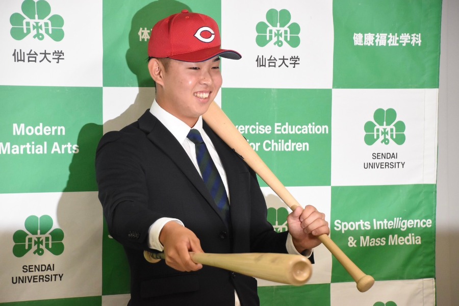 広島から1位指名を受けた仙台大・平川蓮【写真:川浪康太郎】