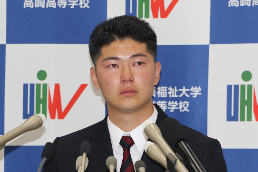 ドラフト指名後、涙を流した健大高崎・佐藤龍月【写真：神吉孝昌】