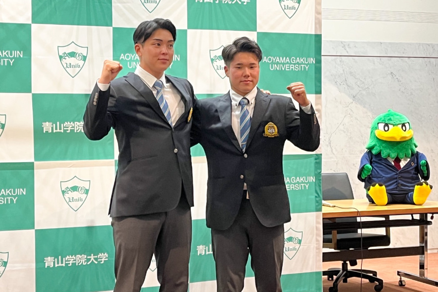 ドラフト1位指名を受けた青学大・中西聖輝（左）と小田康一郎【写真：湯浅大】