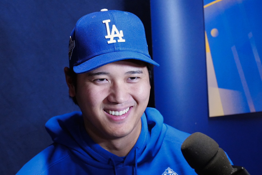 ワールドシリーズ前日会見に臨んだドジャース・大谷翔平【写真：荒川祐史】