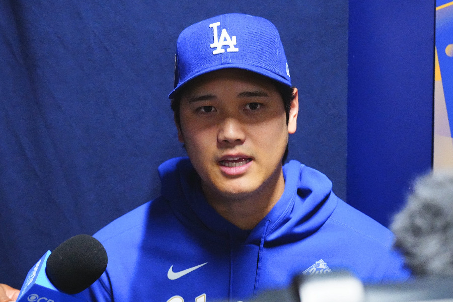 ワールドシリーズ前日会見に臨んだドジャース・大谷翔平【写真：荒川祐史】