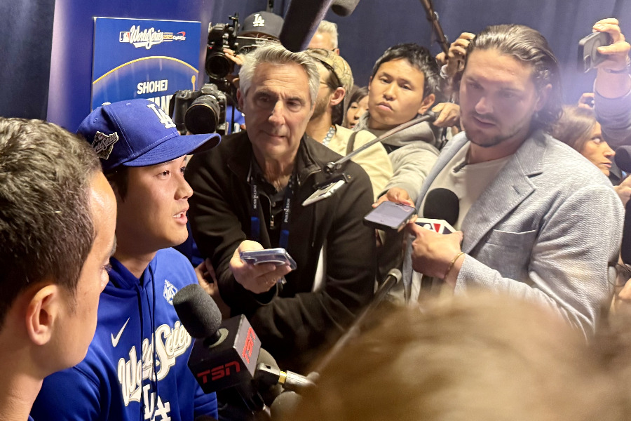 ドジャース・大谷翔平の会見に登場したロイヤルズのビニー・パスカンティーノ（右）【写真：小谷真弥】
