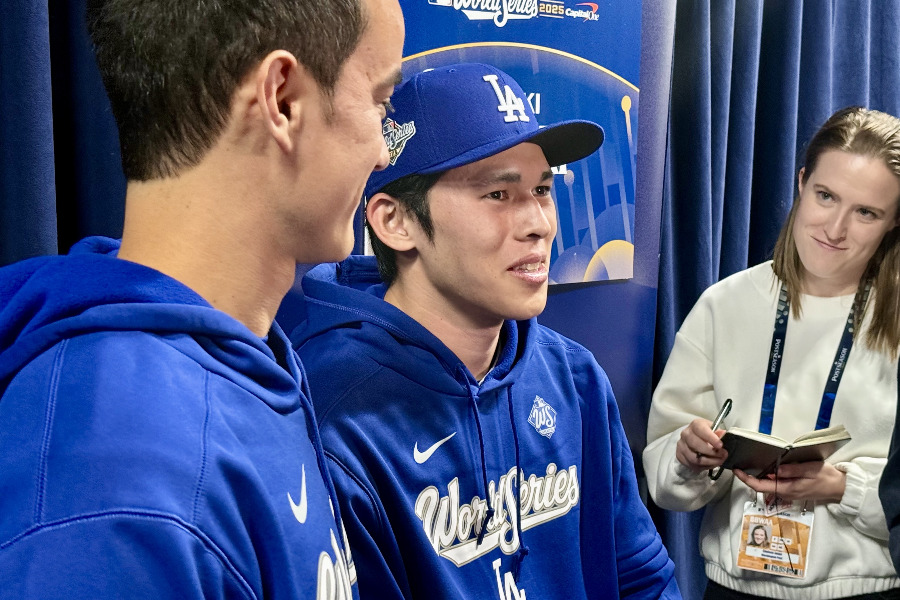 ウィル・アイアトン氏(左)の横で照れ臭そうにするドジャース・佐々木朗希【写真:小谷真弥】