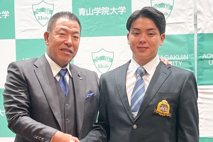 握手を交わす中日・井上一樹監督(左)と青学大・中西聖輝【写真:湯浅大】