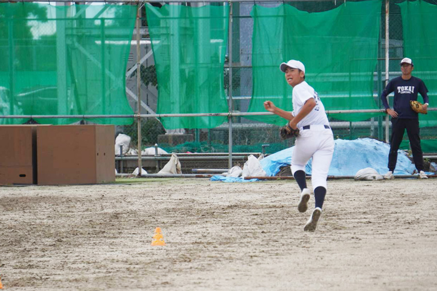 東海中央ボーイズの外野守備練習の様子【写真：尾辻剛】