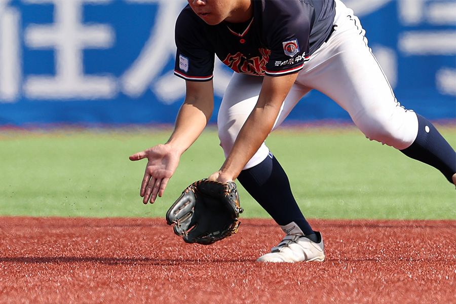 ゴロ捕球に大切な「片足立ち」を鍛える練習法とは（写真はイメージ）