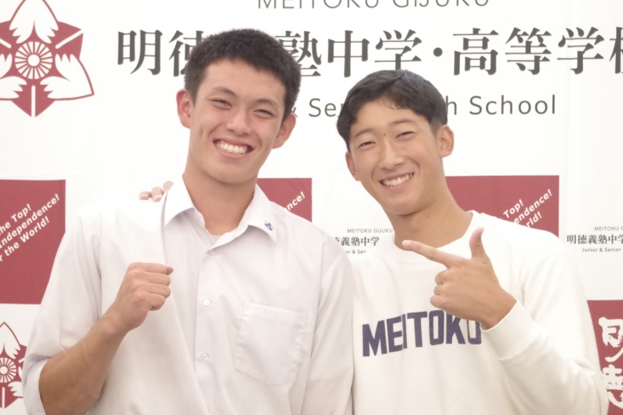 日本ハムから5位指名を受けた明徳義塾・藤森海斗(左)と平井麗朱【写真:喜岡桜】