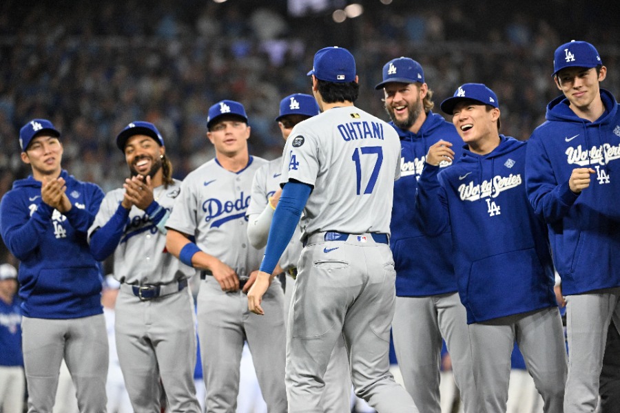 スタメン紹介でグラウンドに現れたドジャース・大谷翔平【写真：ロイター】