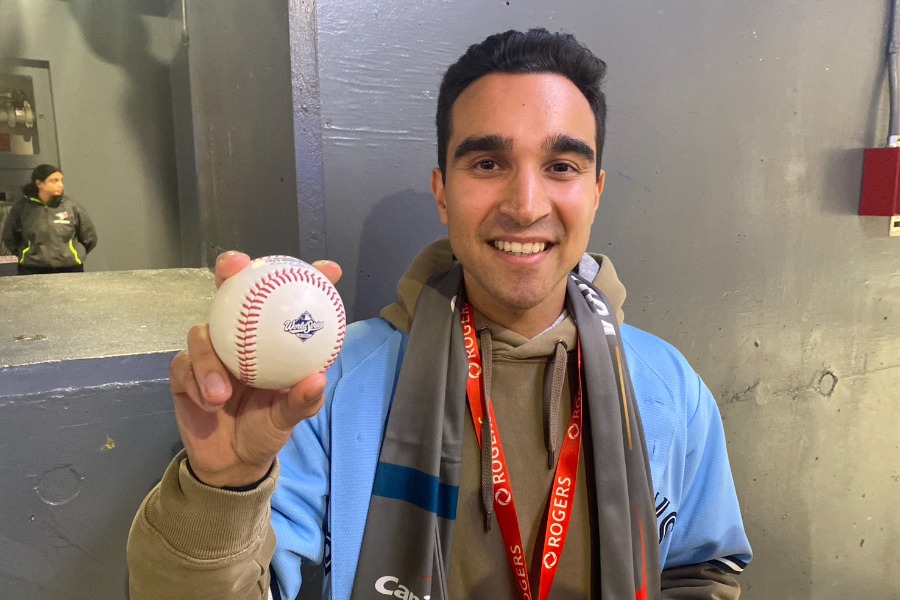 大谷翔平のHRをキャッチしたサージェン・ハンプトンさん【写真：真柴健】